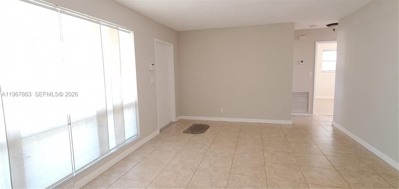 1900 N 32nd Ct - Photo 2 of 10