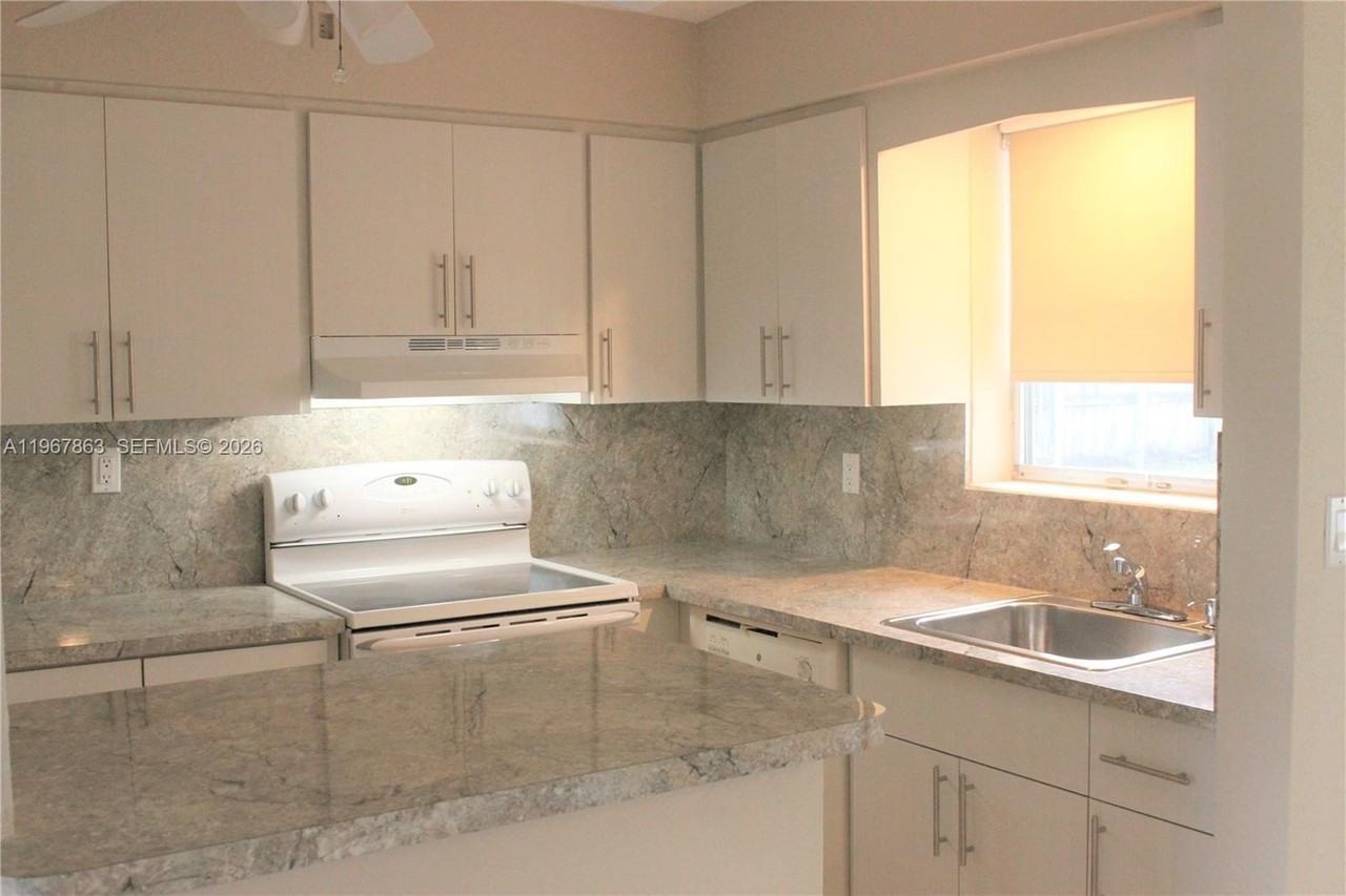 1900 N 32nd Ct - Photo 4 of 10