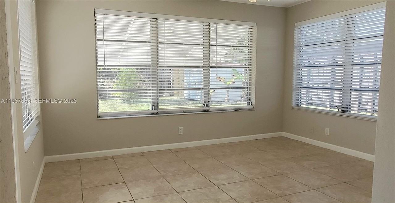 1900 N 32nd Ct - Photo 5 of 10