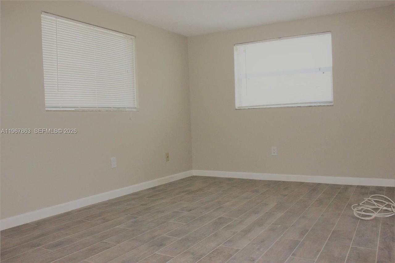 1900 N 32nd Ct - Photo 6 of 10