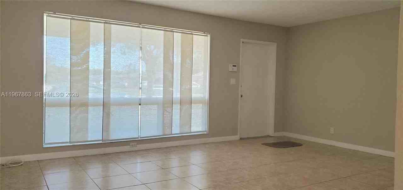 1900 N 32nd Ct - Photo 2 of 14