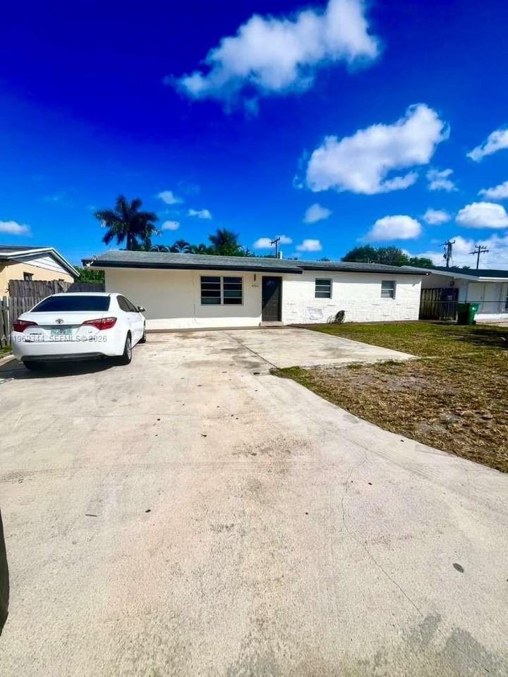 4924 Sw 44th Ave #0 - Photo 2 of 15