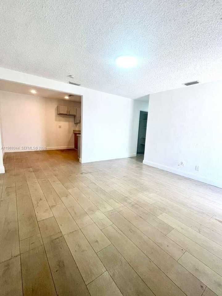 4924 Sw 44th Ave #0 - Photo 5 of 15