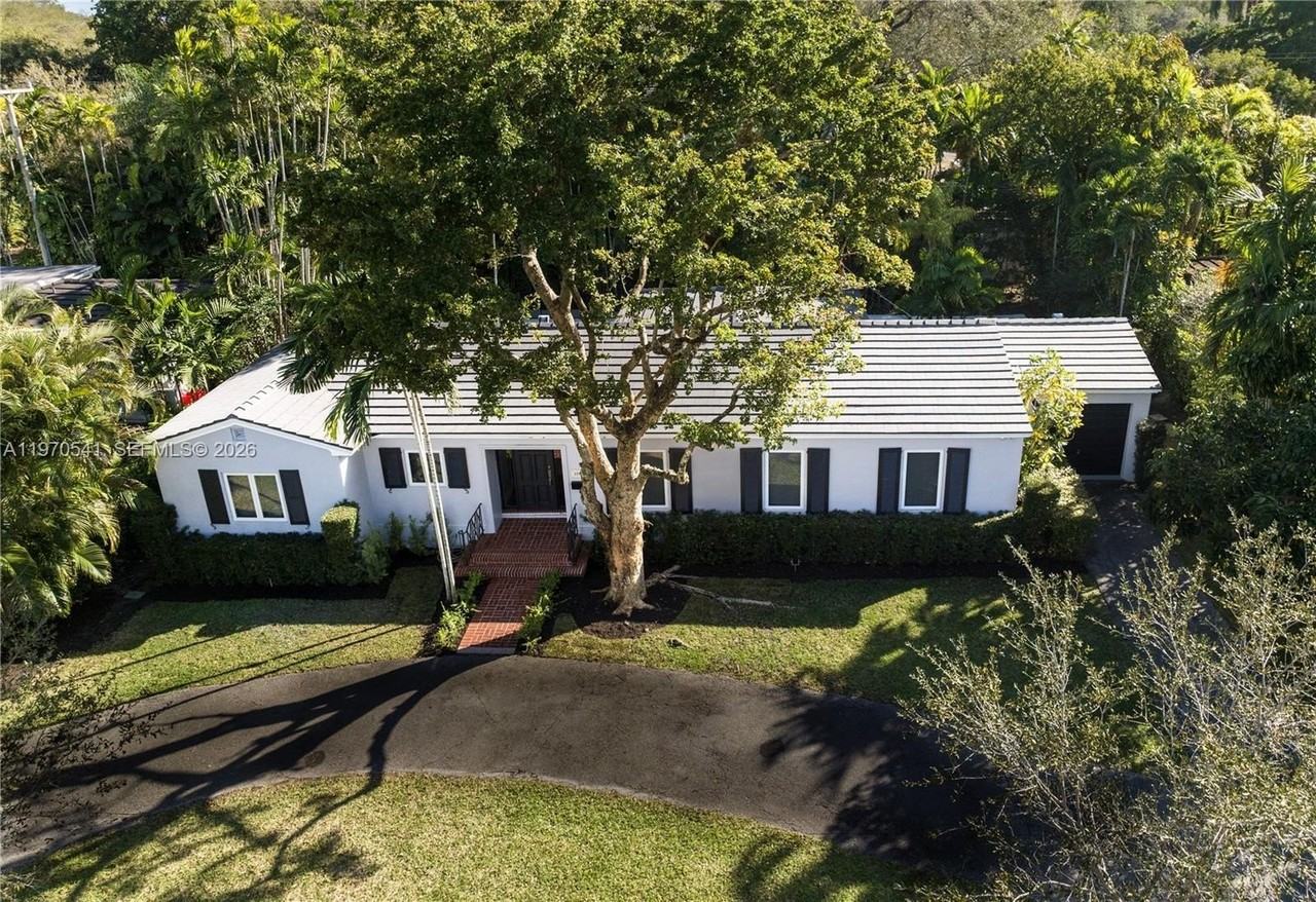 1350 Mendavia Ave - Photo 2 of 31