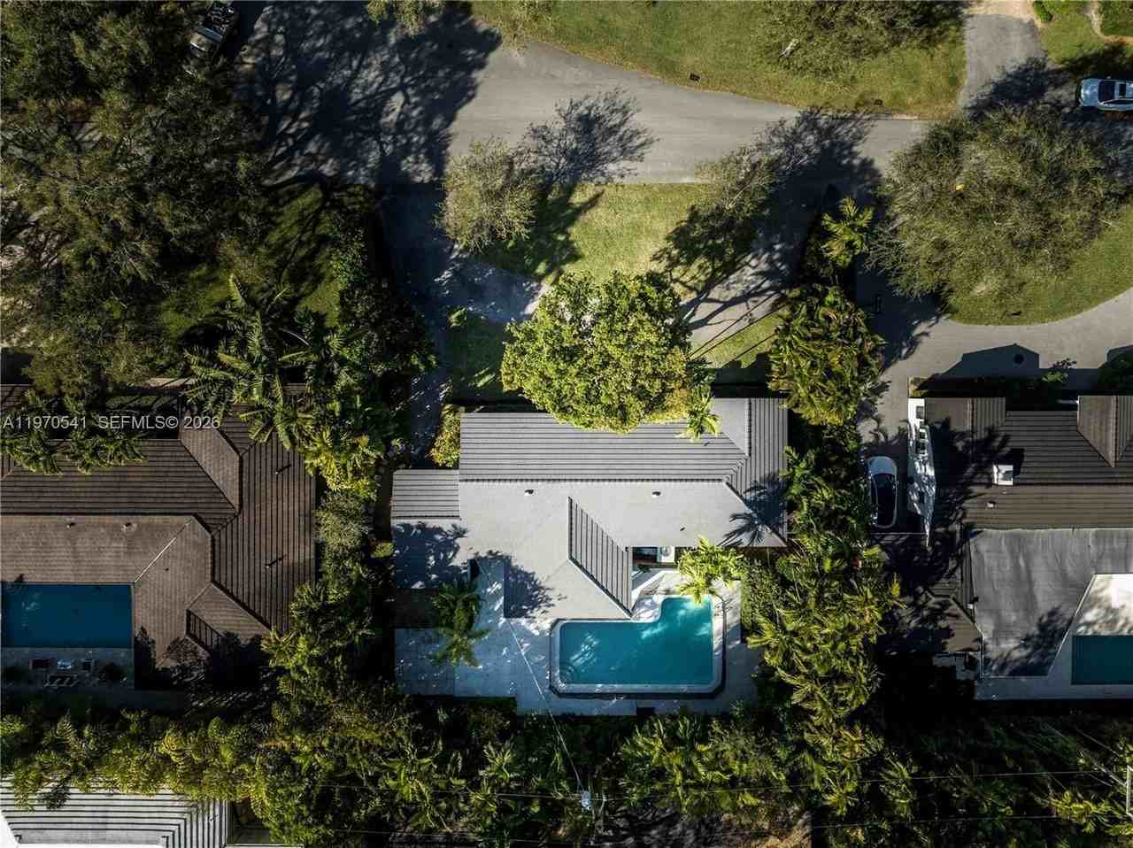 1350 Mendavia Ave - Photo 4 of 31