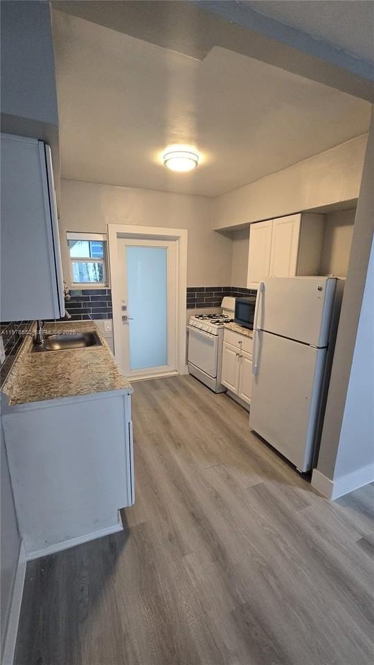 9200 E Bay Harbor Dr #6 - Photo 5 of 9