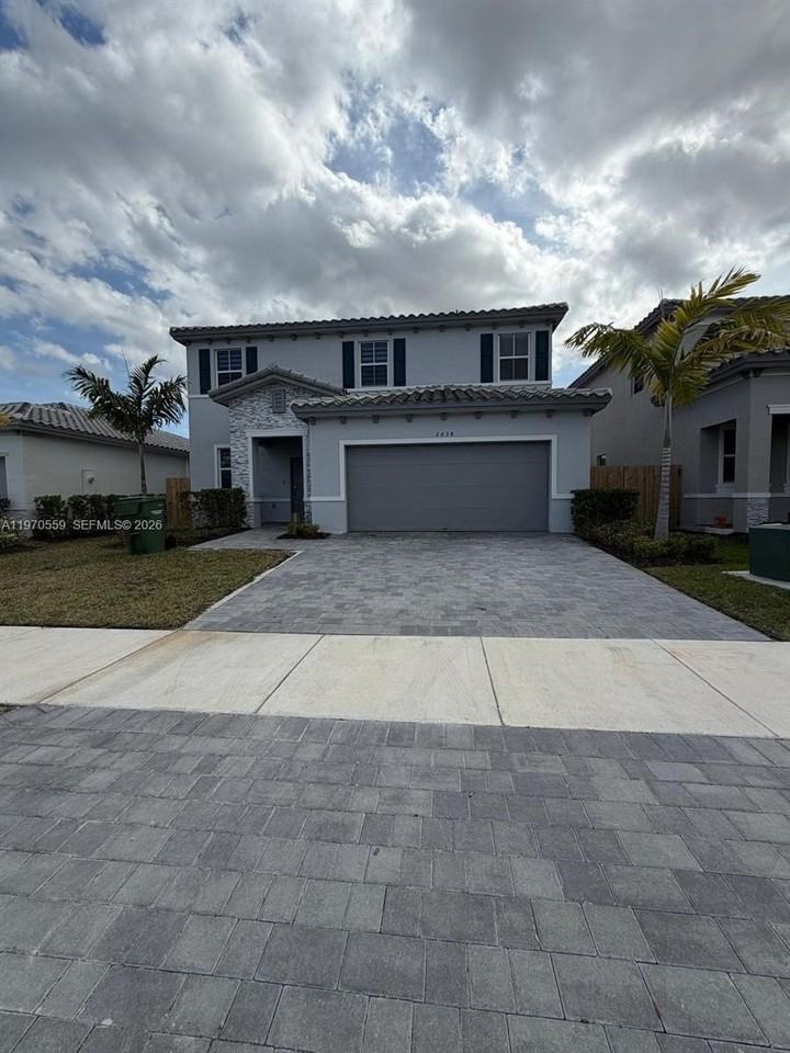 2638 Se 9th St - Photo 2 of 36