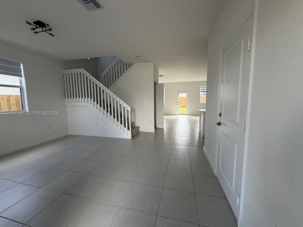 2638 Se 9th St - Photo 4 of 36