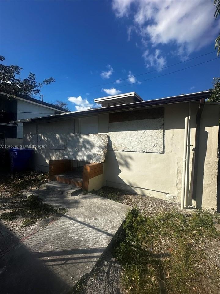 1919 Sw 2nd St #C - Photo 2 of 24