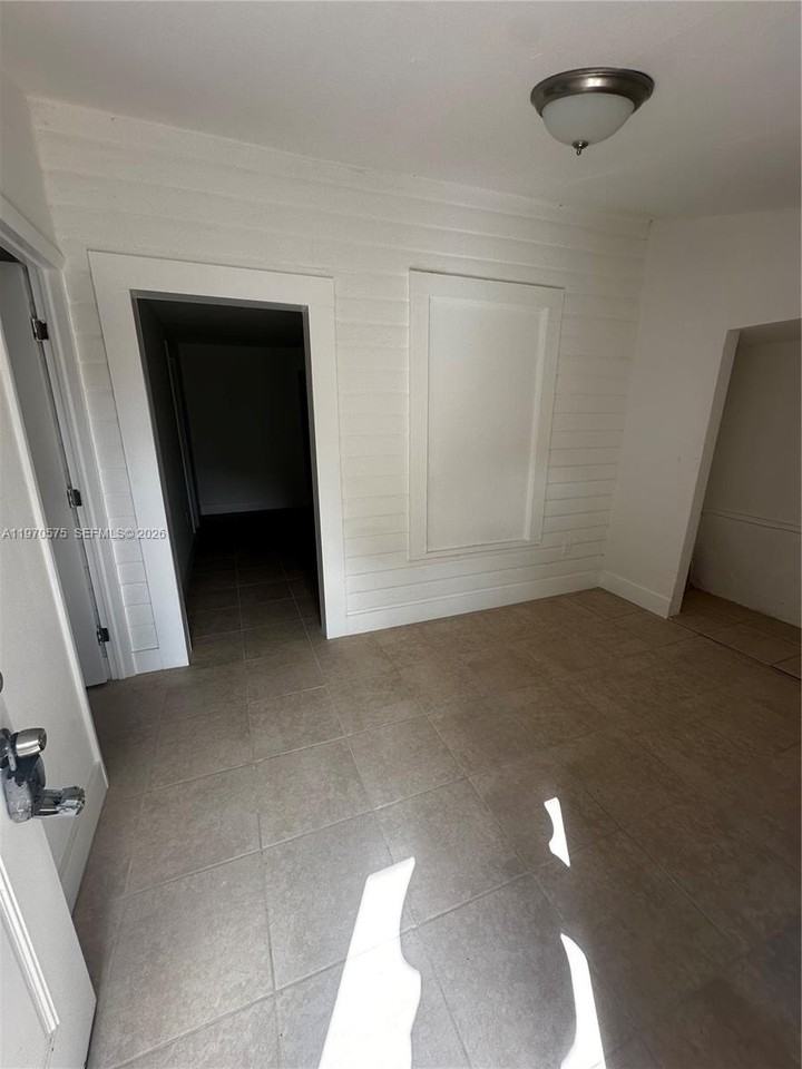 1919 Sw 2nd St #C - Photo 5 of 24