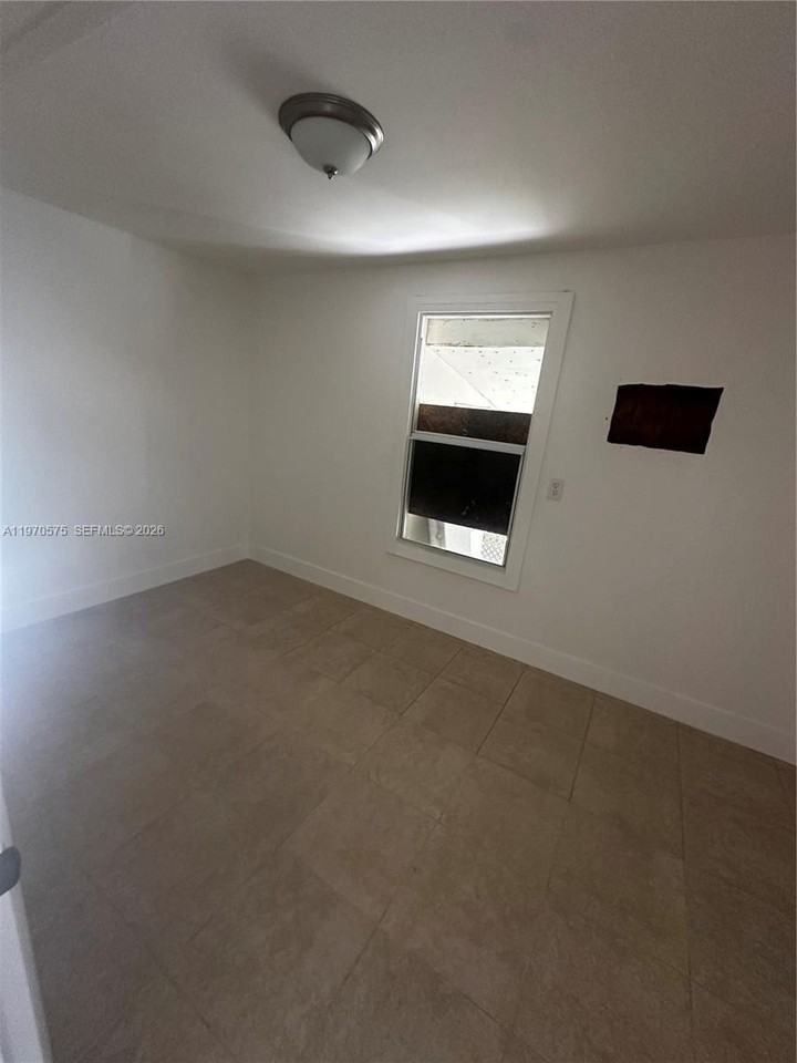 1919 Sw 2nd St #C - Photo 7 of 24