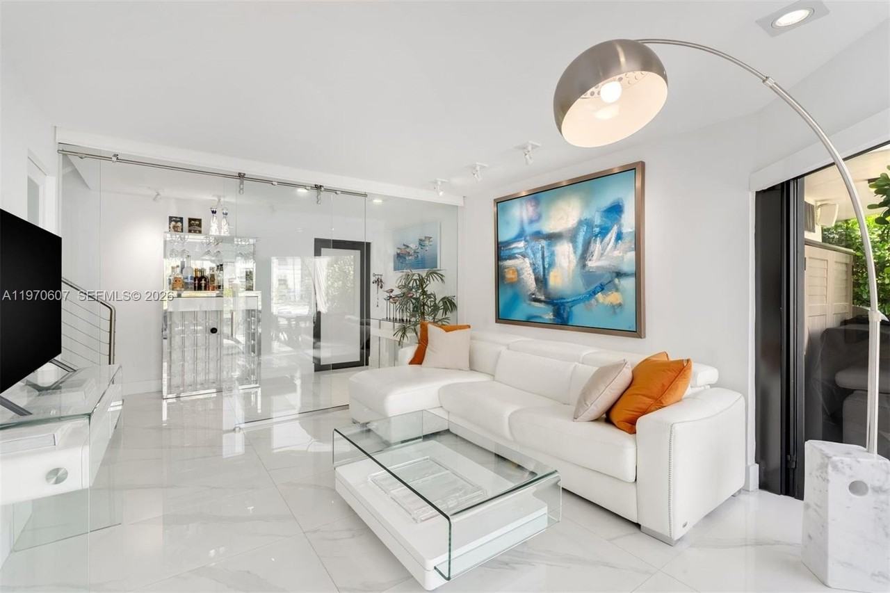 3560 W Fairview St - Photo 5 of 50