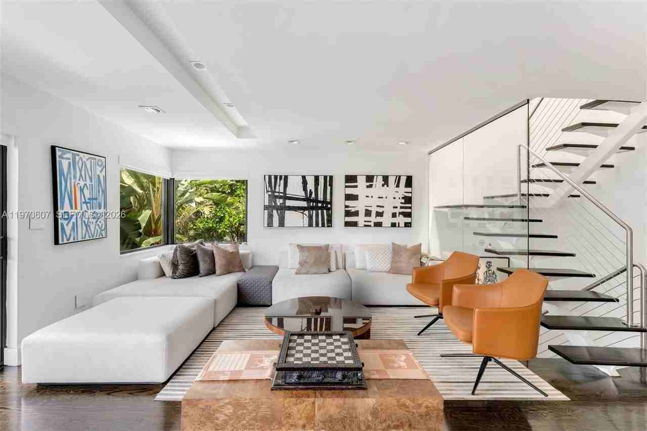 3560 W Fairview St - Photo 6 of 50