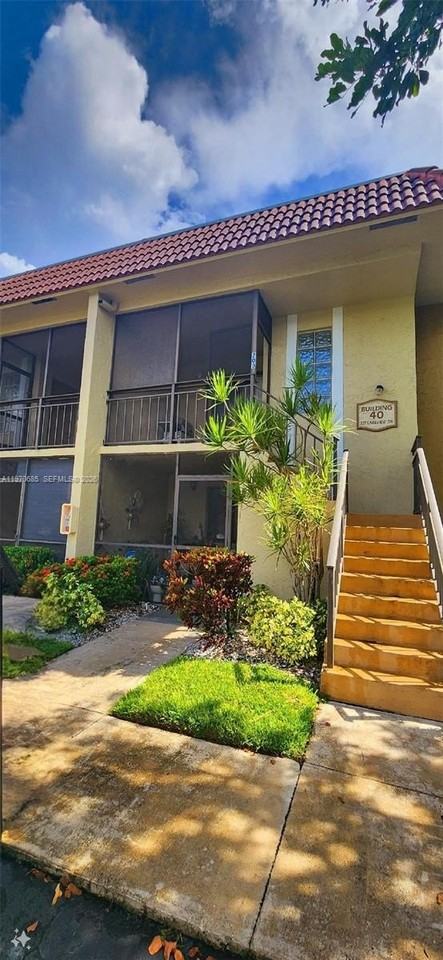 327 Lakeview Dr #103