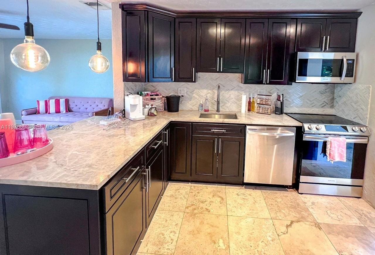 1130 Ne 23rd Pl #0 - Photo 5 of 16