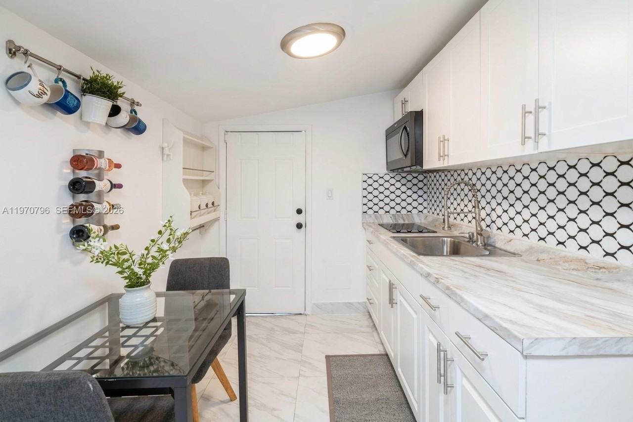 1880 Sw 15th St #1 - Photo 7 of 20