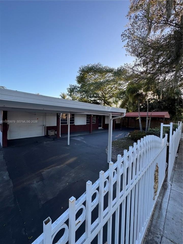 470 Ne 127th St - Photo 3 of 42