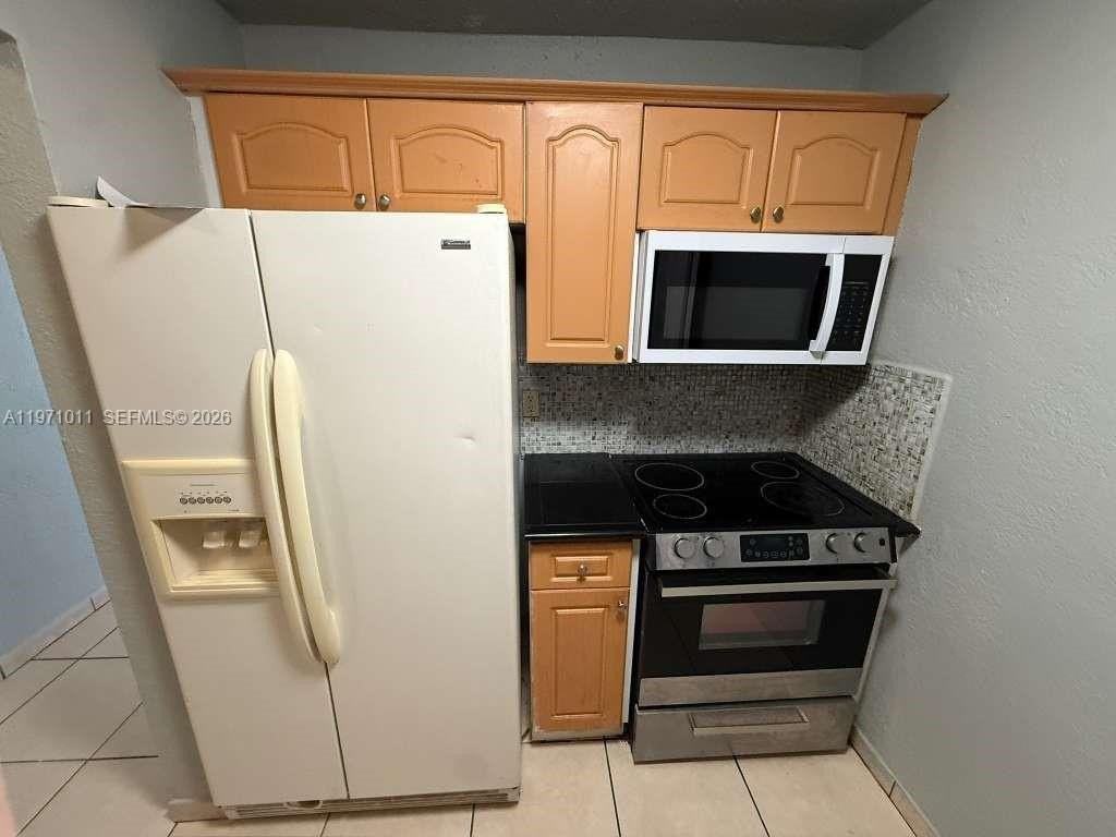 1945 Nw 29th St #A6 - Photo 3 of 10