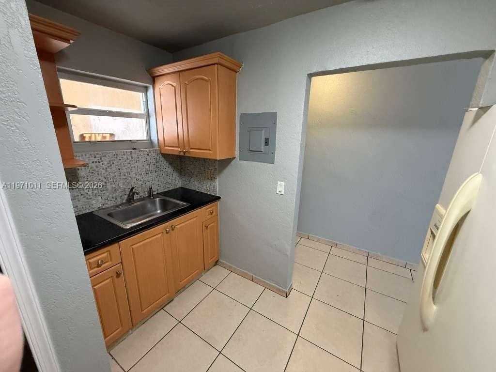 1945 Nw 29th St #A6 - Photo 5 of 10