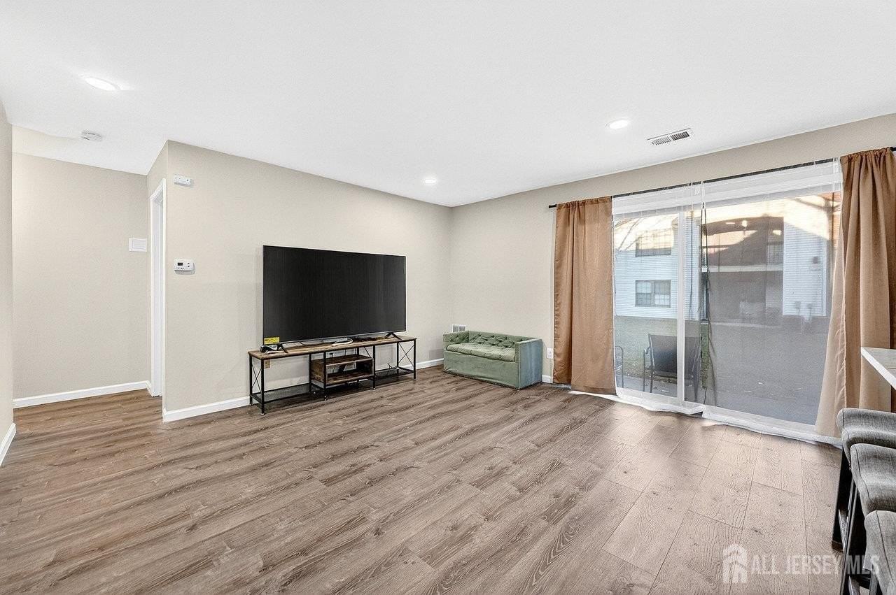 2406 Bayhead Dr - Photo 4 of 10