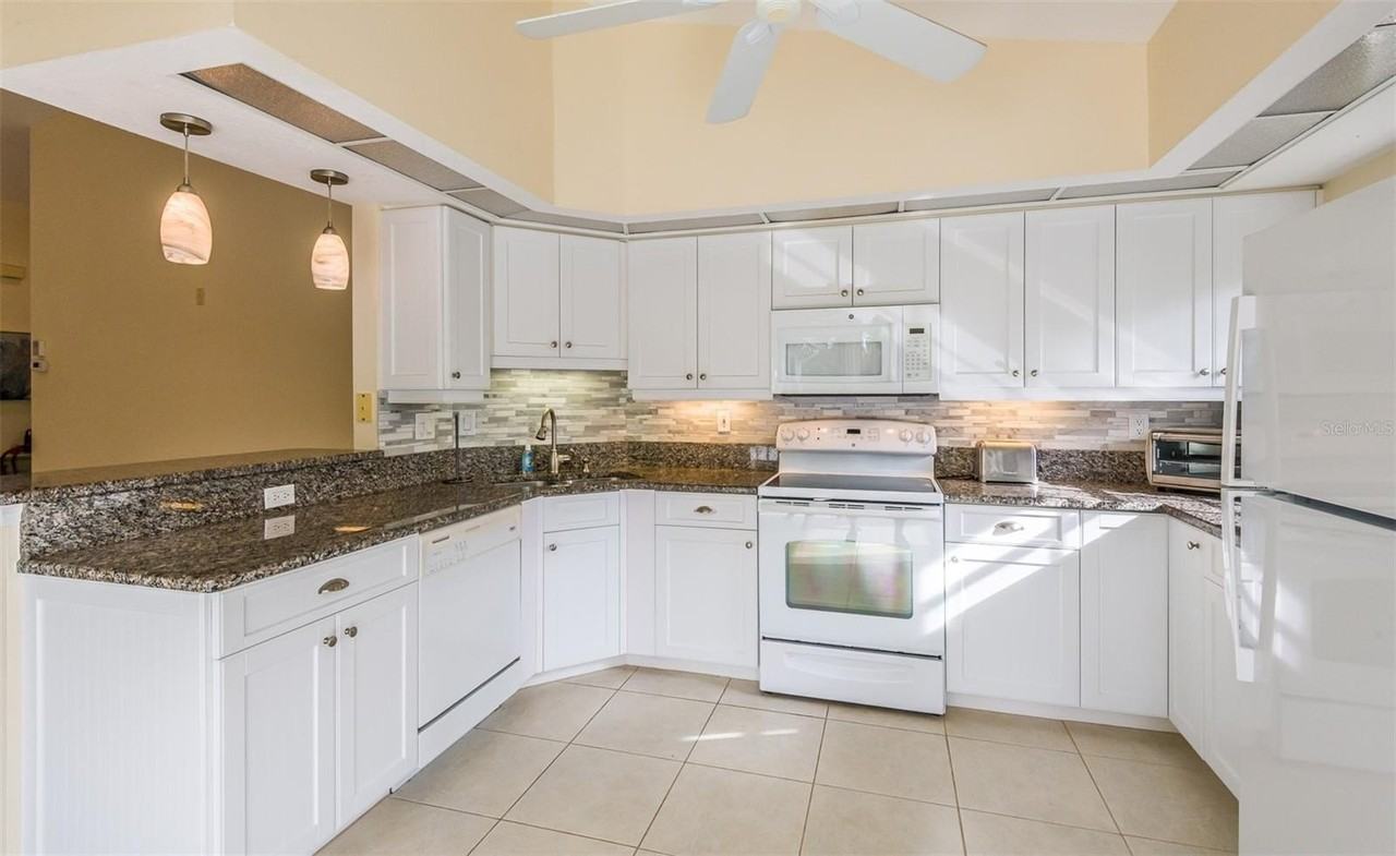 815 Montrose Dr #203 - Photo 7 of 22