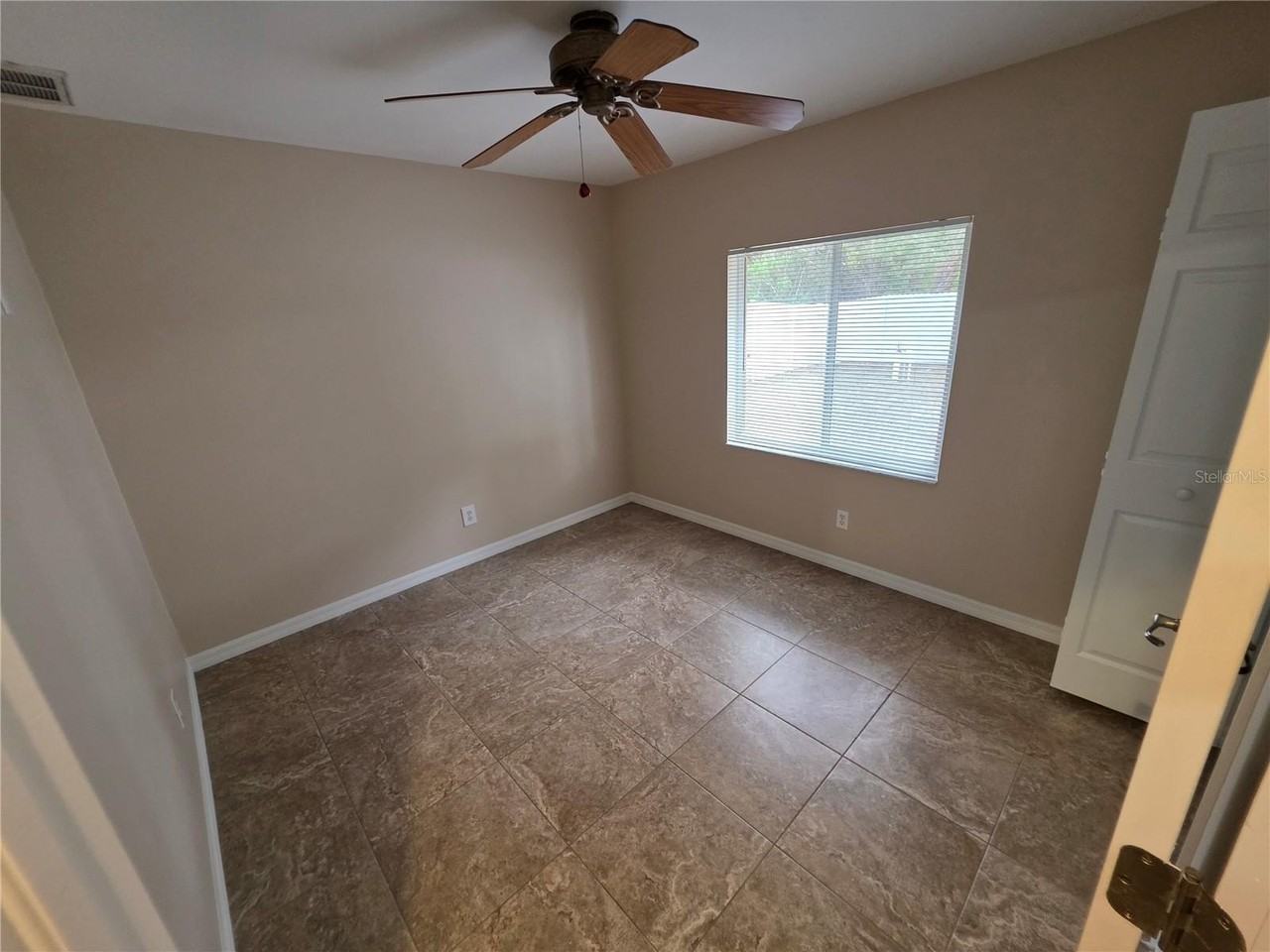 1644 Dawnview St - Photo 4 of 35