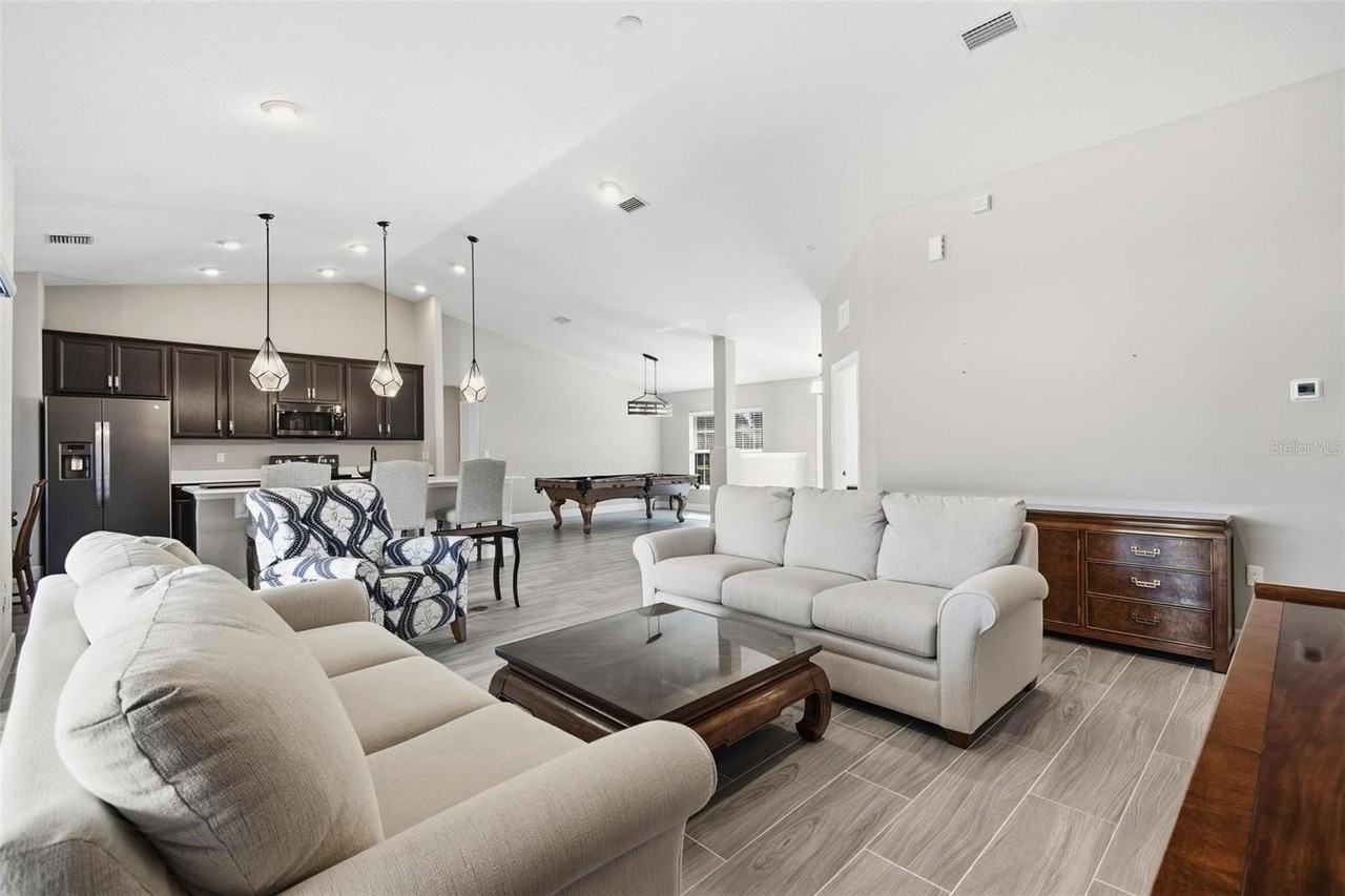 8 Creek Ct - Photo 2 of 50