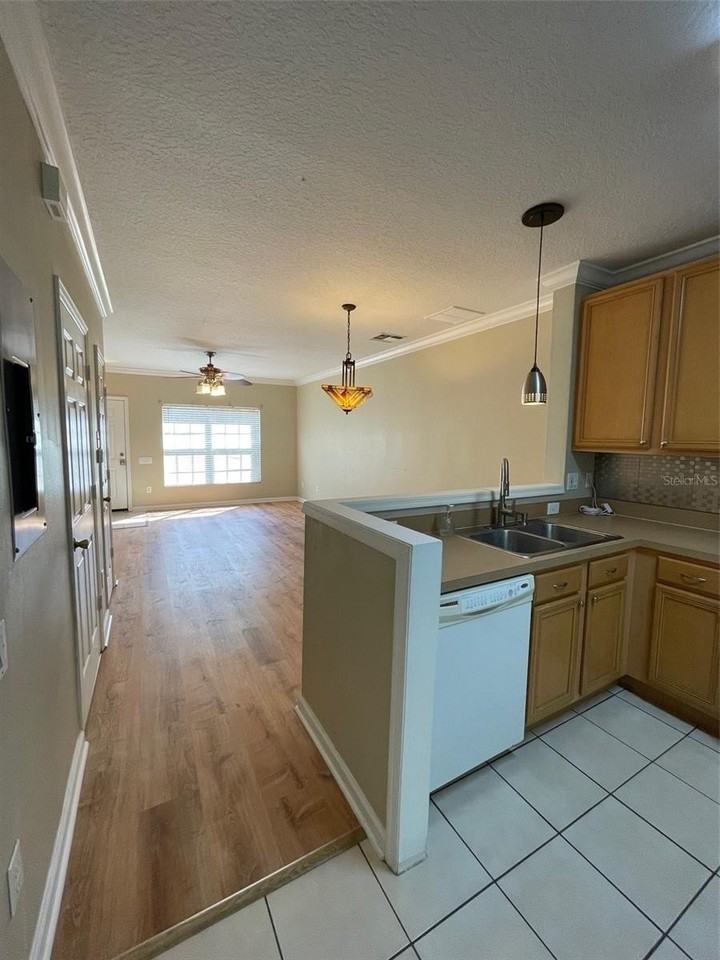 894 Vineland Pl - Photo 4 of 23