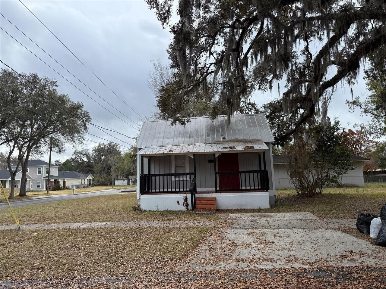 719 E 8th St - Photo 3 of 19