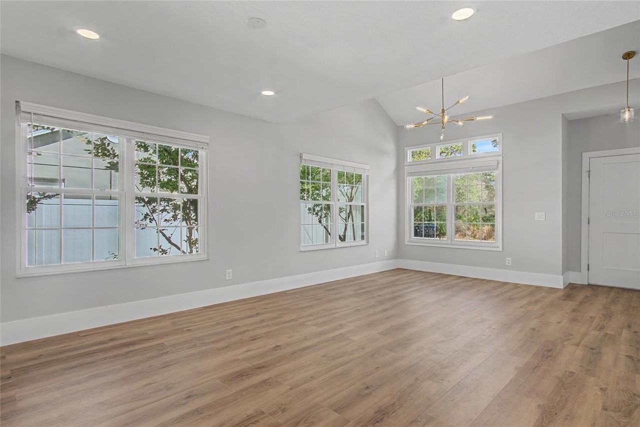 11462 Commercial St - Photo 6 of 36