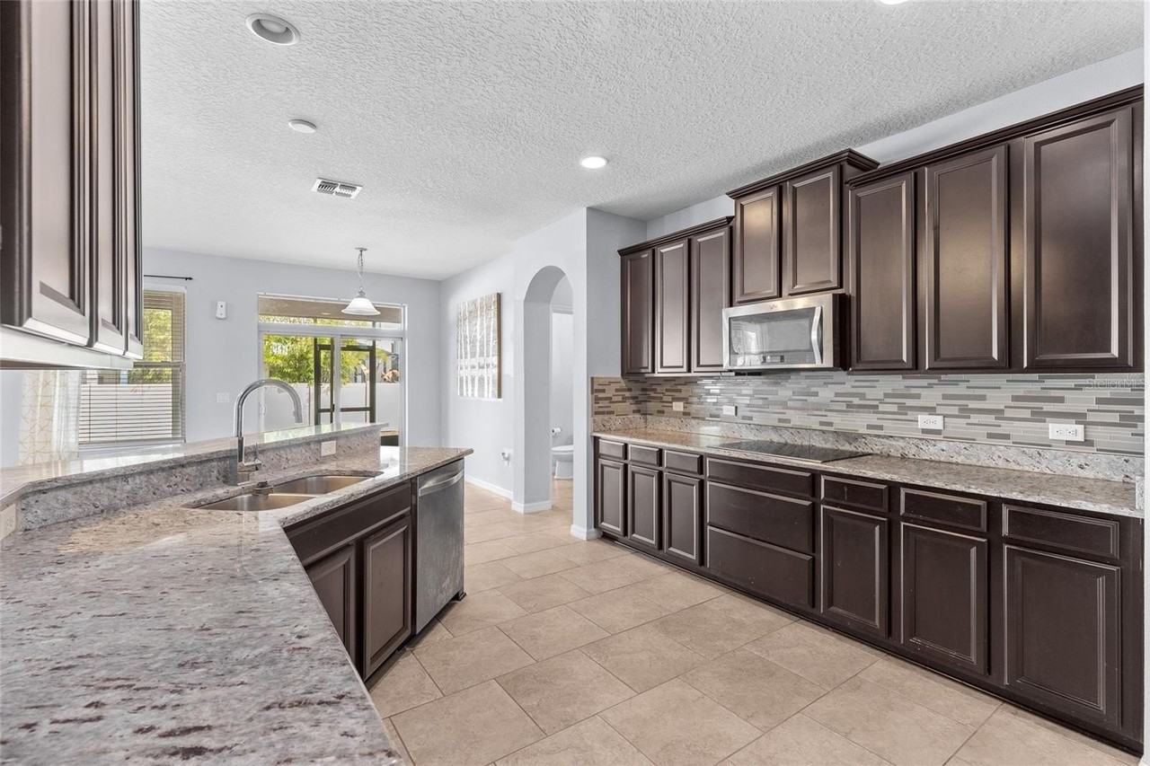 14903 Fells Ln - Photo 3 of 41