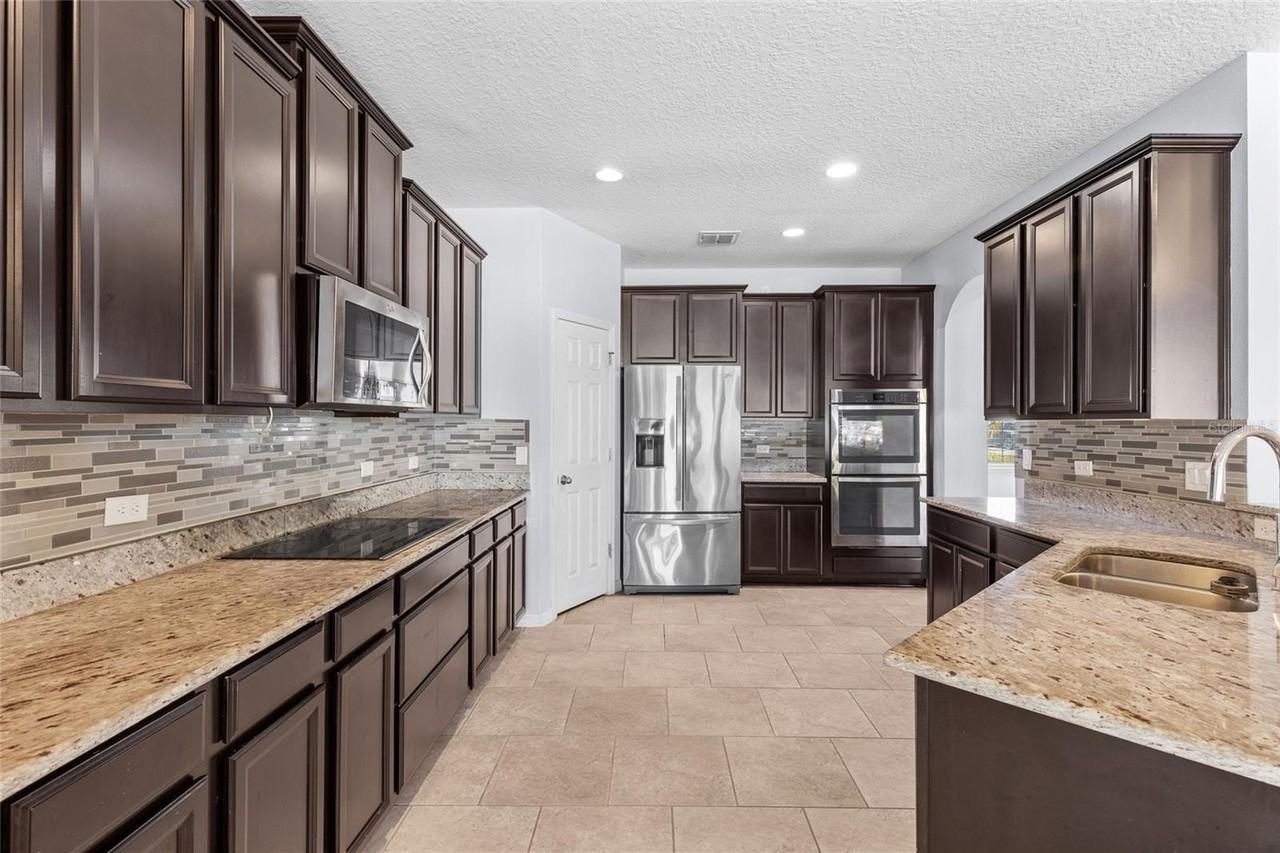 14903 Fells Ln - Photo 5 of 41