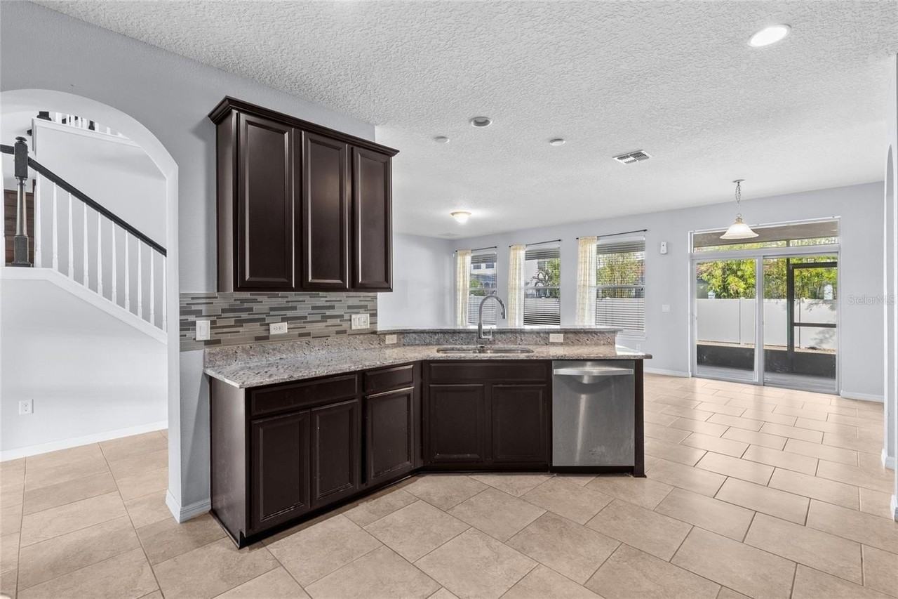 14903 Fells Ln - Photo 6 of 41