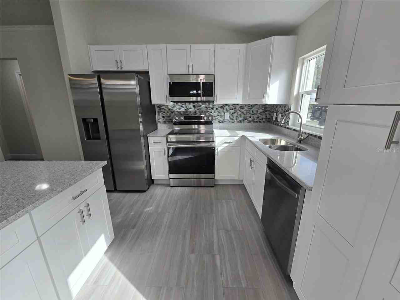 560 Sumner Ave - Photo 3 of 13