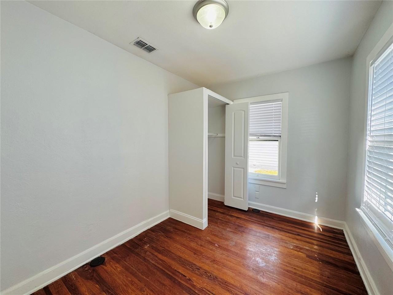 113 Avenue C Se - Photo 4 of 24