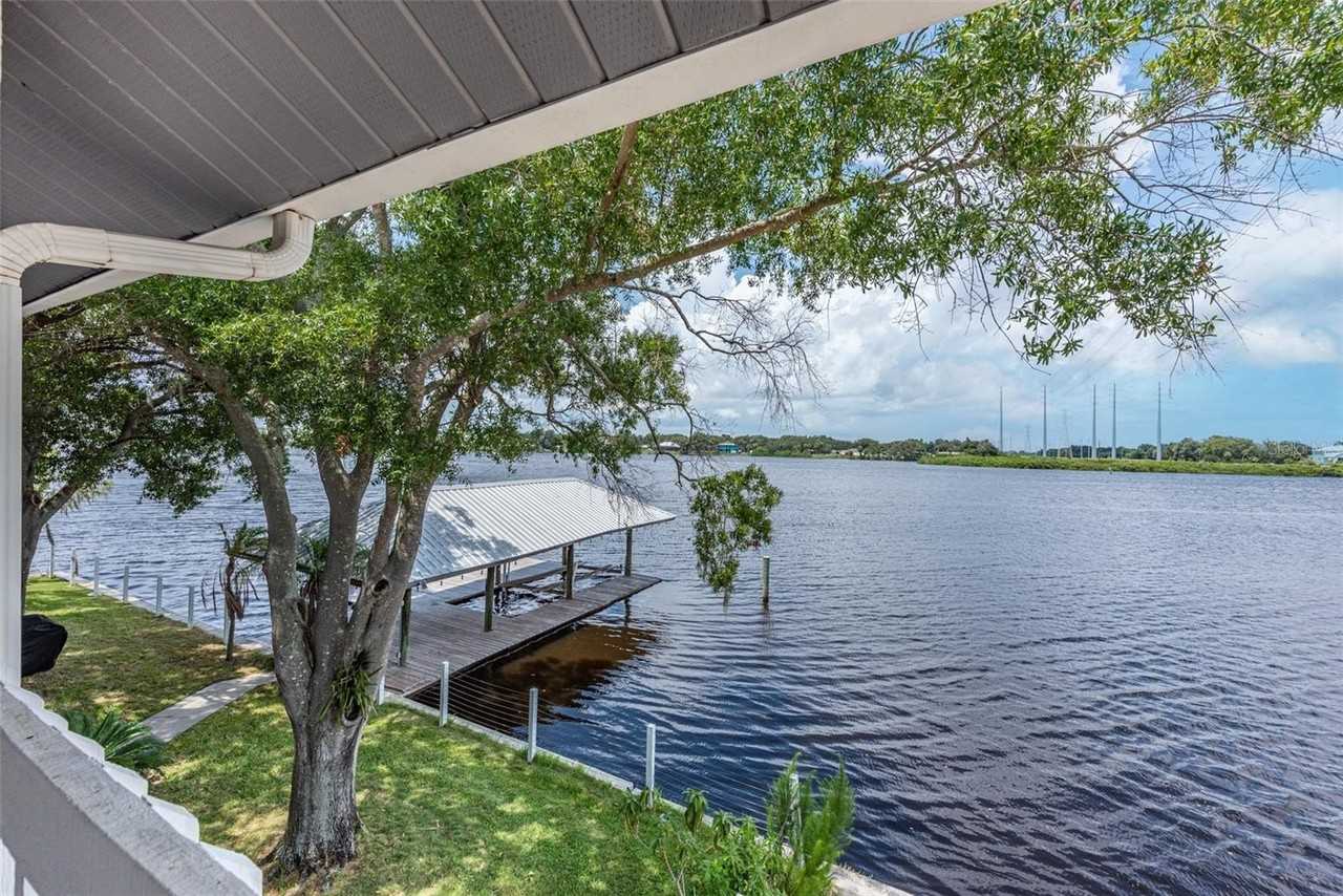 9901 Bay Dr - Photo 4 of 50