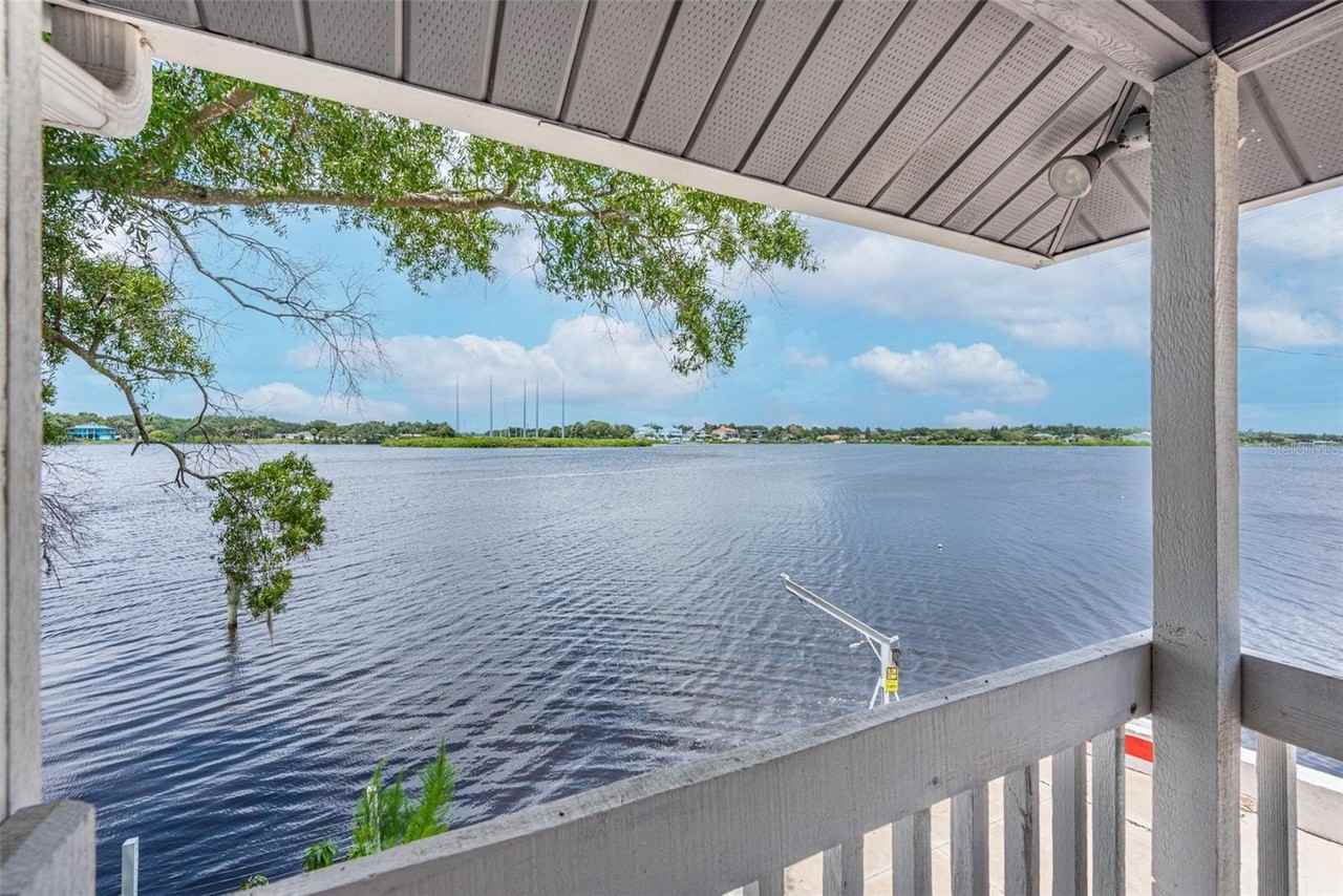 9901 Bay Dr - Photo 5 of 50