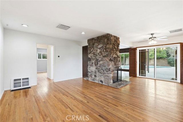 6637 Balcom Ave - Photo 2 of 8