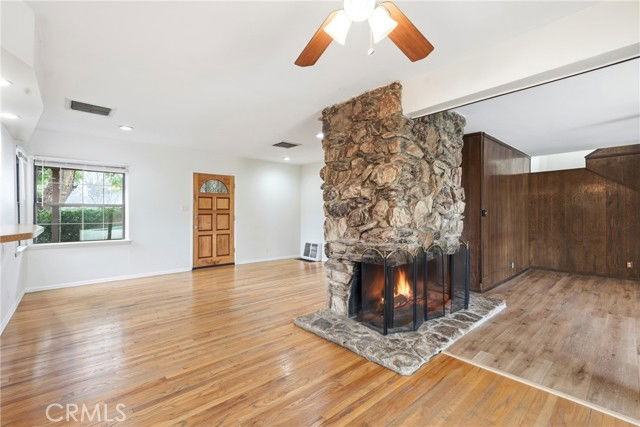 6637 Balcom Ave - Photo 4 of 8