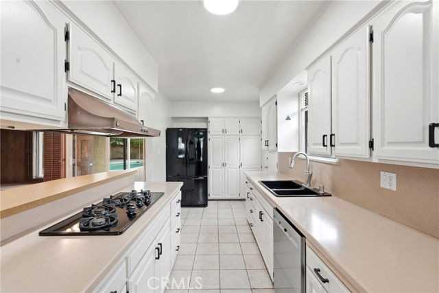 6637 Balcom Ave - Photo 6 of 8