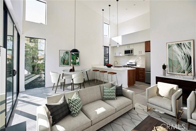 929 E 68th St #C - Photo 4 of 8