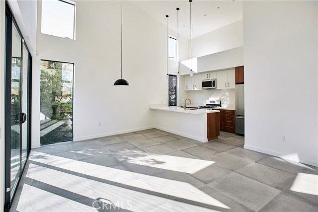 929 E 68th St #C - Photo 5 of 8