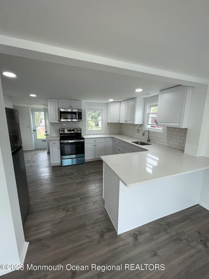 8 Washington Ave Unit B - Photo 4 of 16