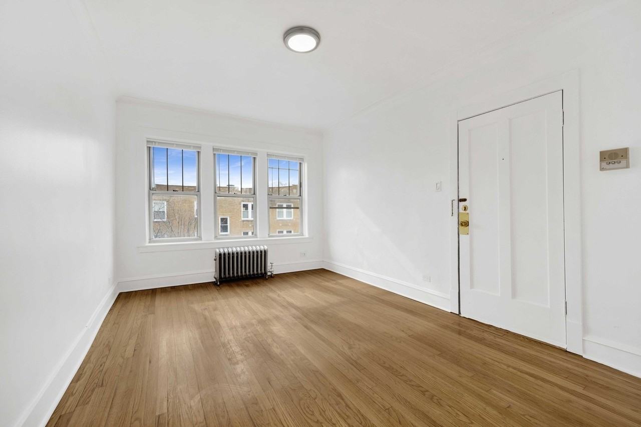 4742 W Roscoe St Apt 3 - Photo 2 of 17