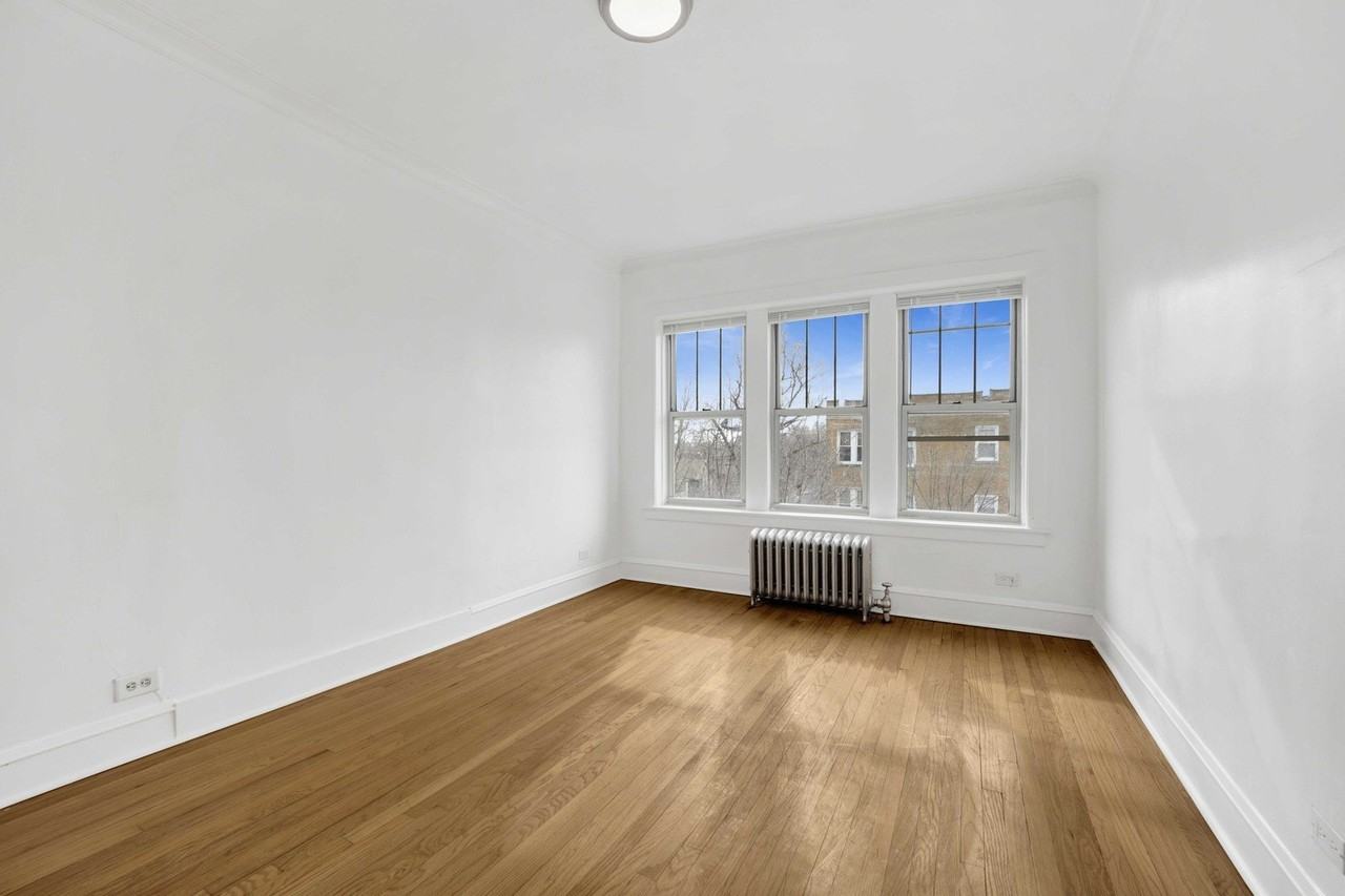 4742 W Roscoe St Apt 3 - Photo 3 of 17