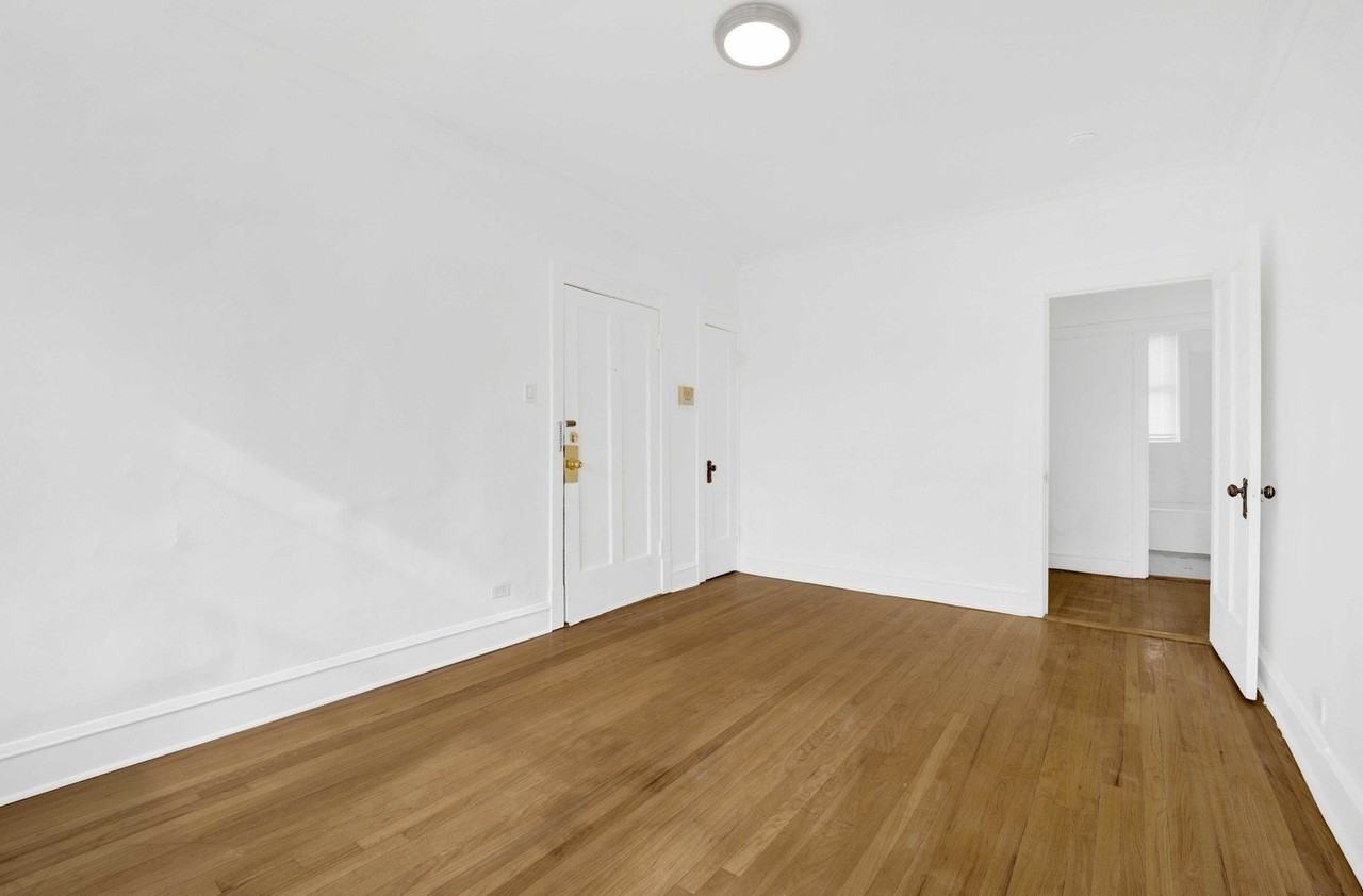 4742 W Roscoe St Apt 3 - Photo 4 of 17