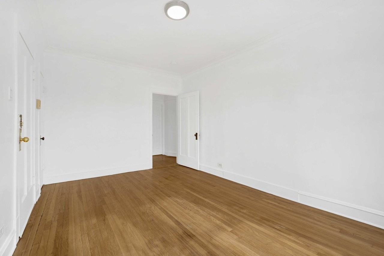 4742 W Roscoe St Apt 3 - Photo 5 of 17