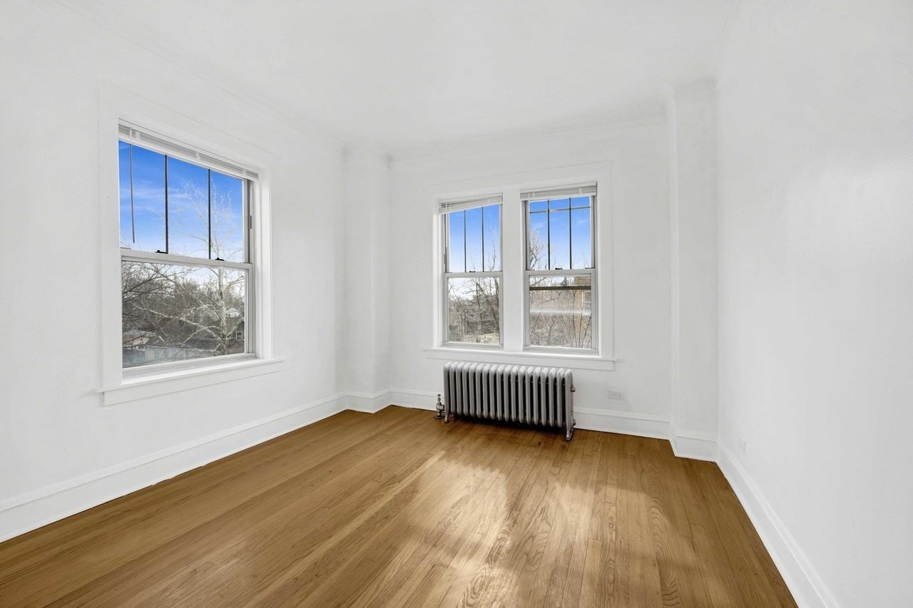 4742 W Roscoe St Apt 3 - Photo 6 of 17