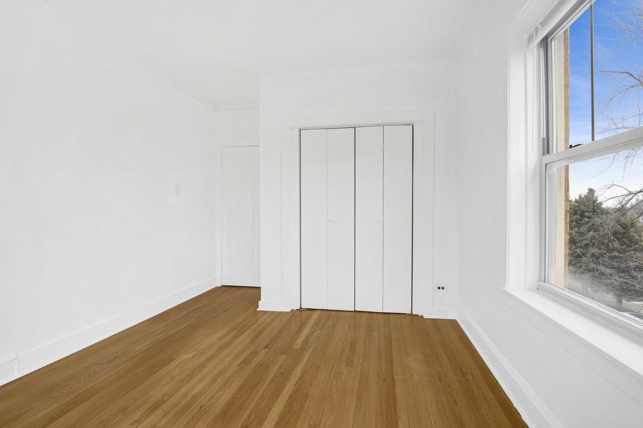 4742 W Roscoe St Apt 3 - Photo 7 of 17