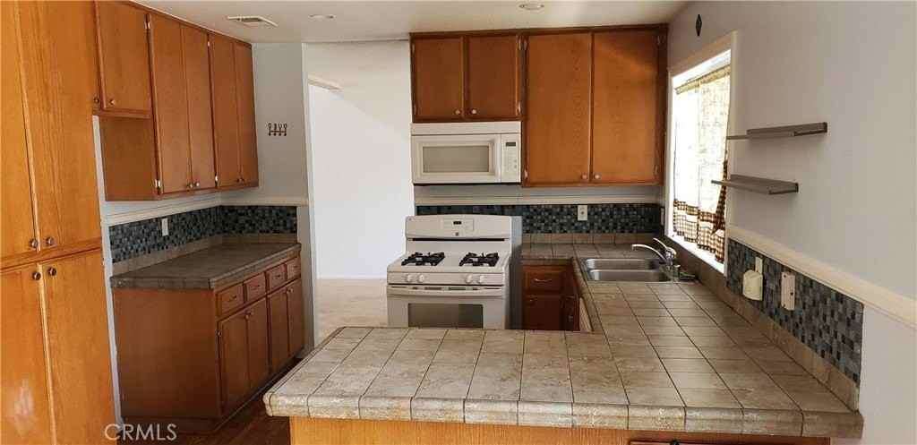 2546 College Dr - Photo 2 of 26